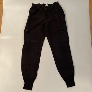 Wilfred (Aritzia) Black Cargo pant size 2